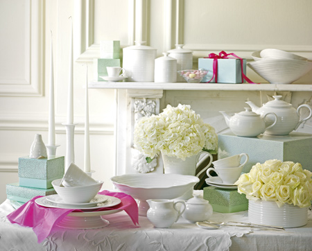 Arredamento country chic tavolo porcellane e mensola